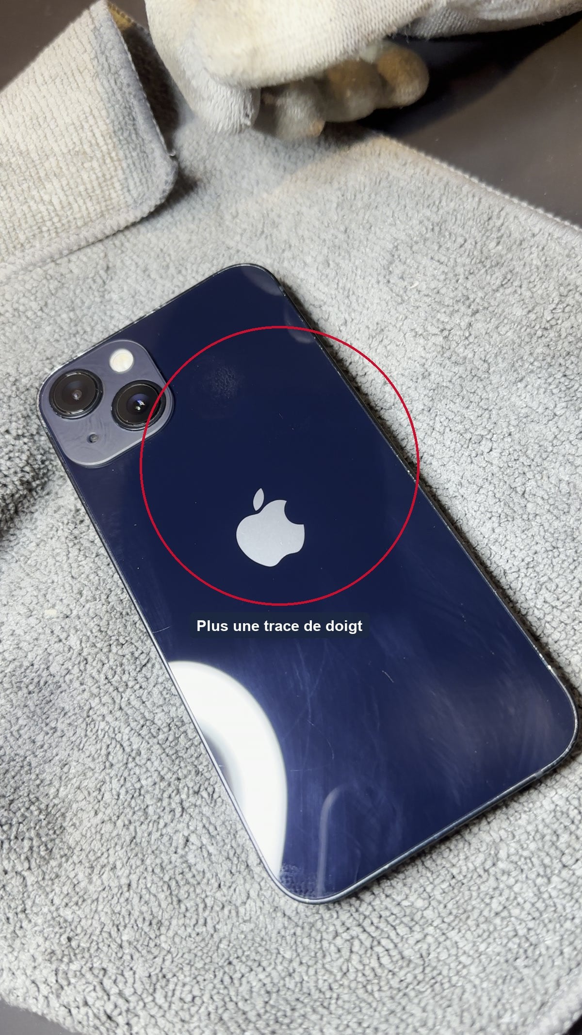 iPhone 13 bleu avec sa vitre arrière neuve
