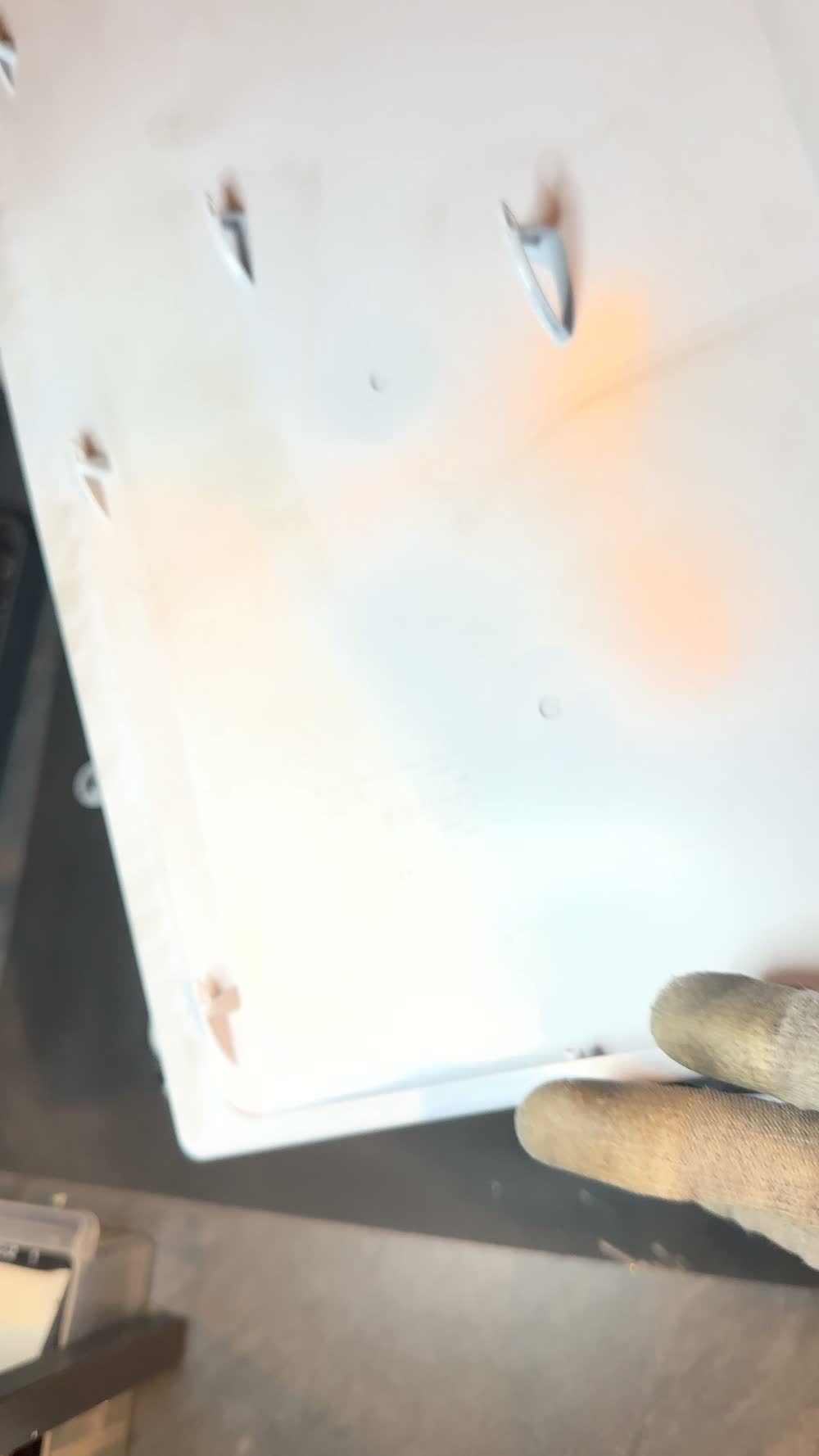 Face intérieure de la coque de PS5 retirée, avec ses clips