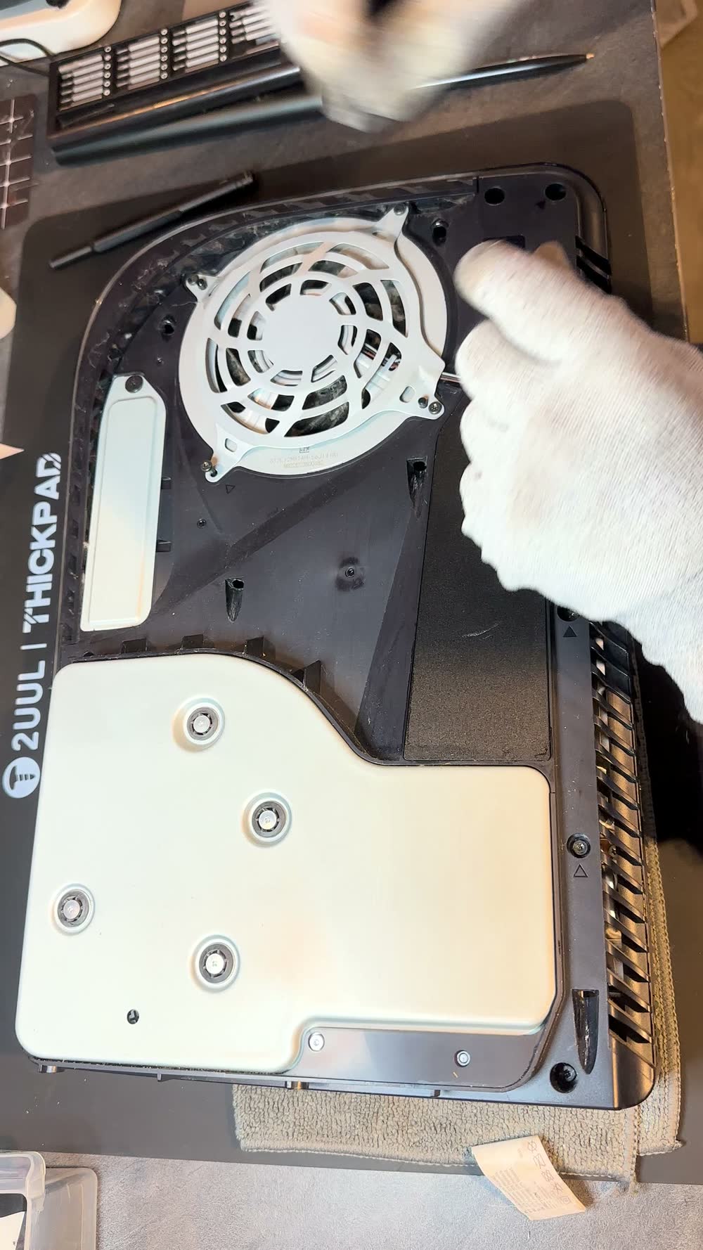 Dévissage du ventilateur de la PS5