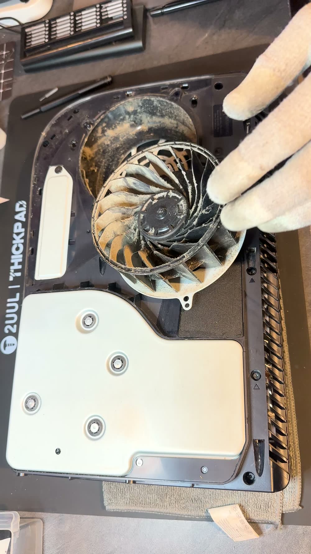 Ventilateur de PS5 couvert de poussière après quatre ans d'utilisation
