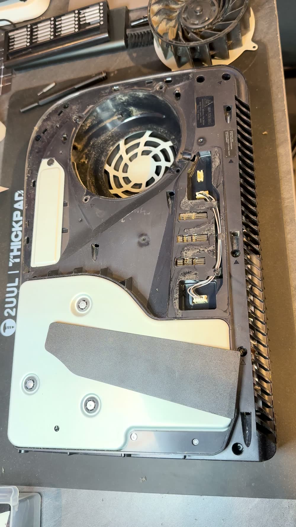 Logement du ventilateur de PS5 encrassé