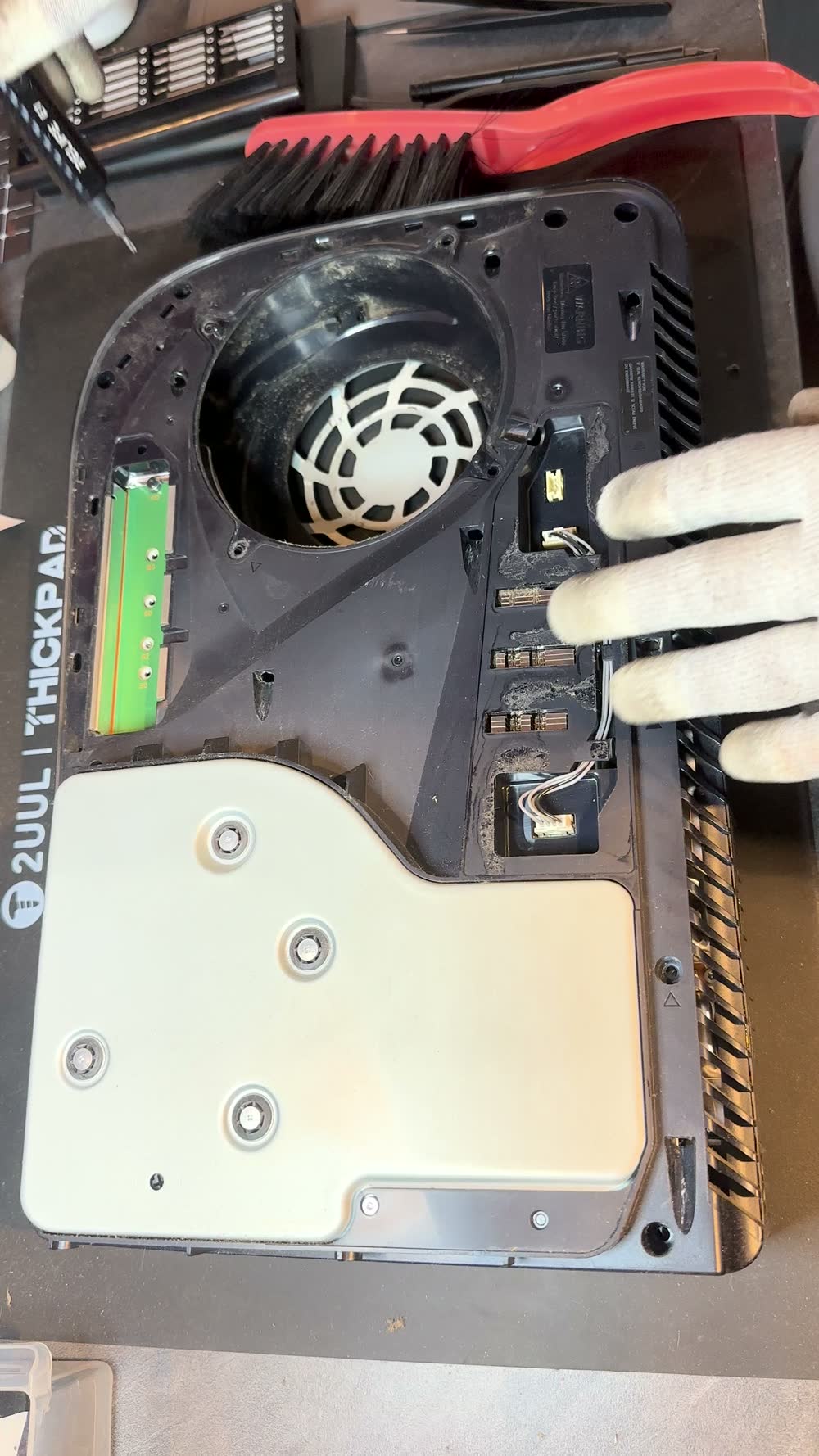 Nettoyage du logement du ventilateur de PS5 à la brosse