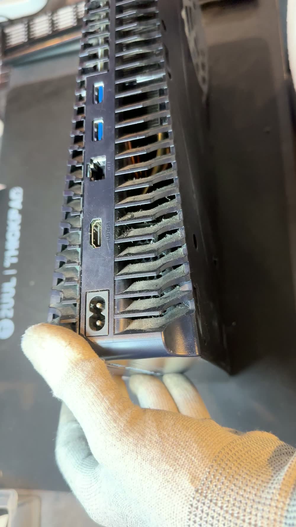 Grilles arrière et connectique de la PS5