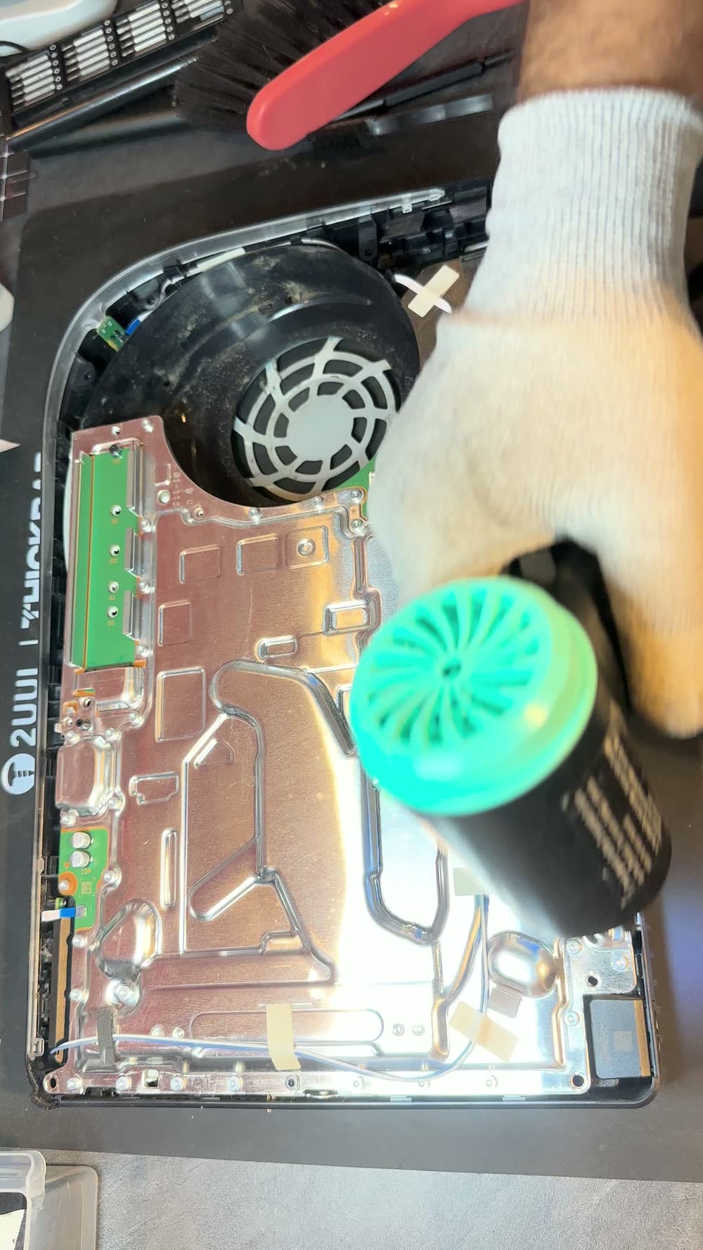 Nettoyage de l'intérieur de la PS5 à la bombe dépoussiérante