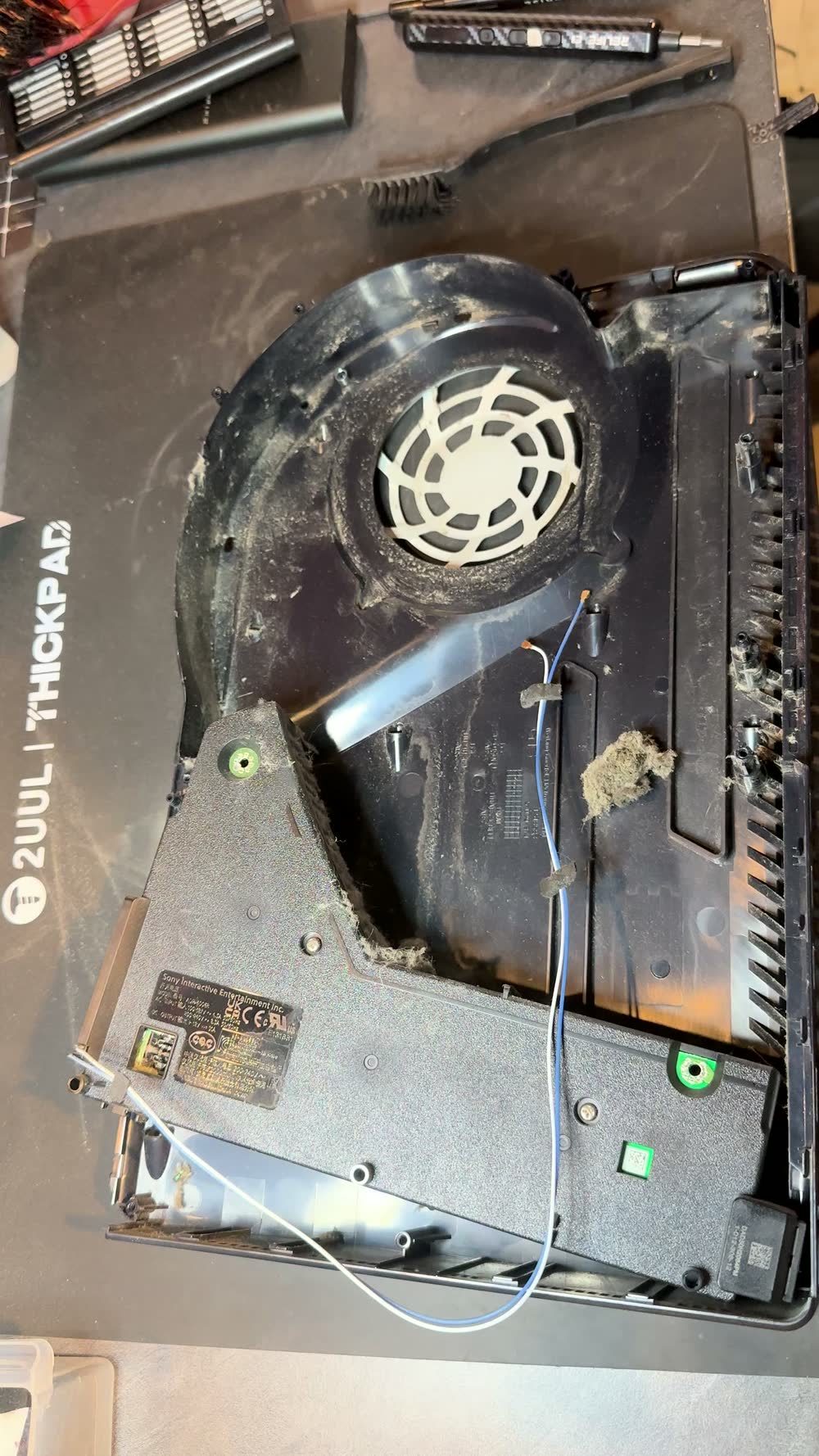 Châssis intérieur de la PS5 encrassé de poussière