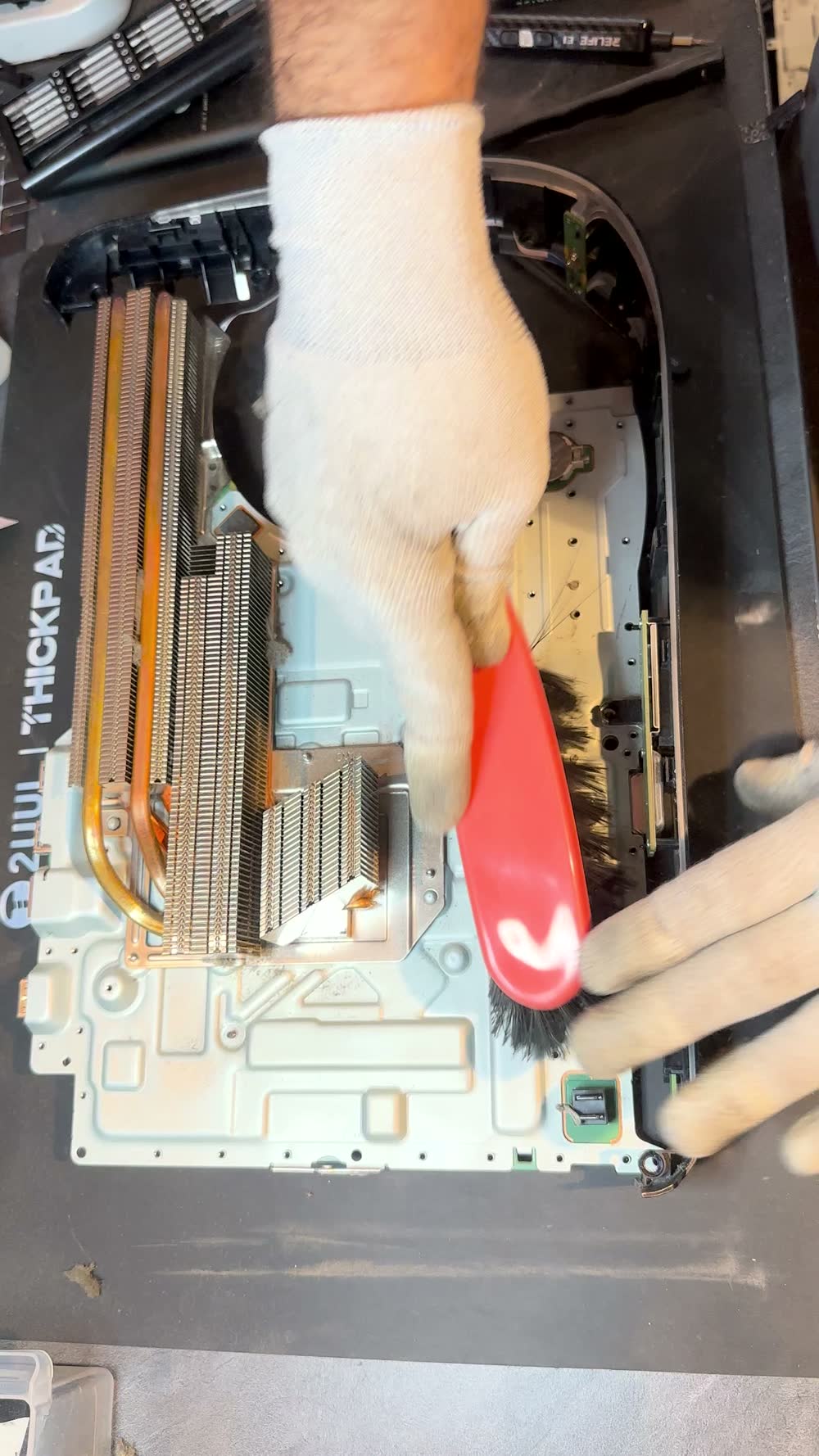 Brossage des ailettes du radiateur de la PS5