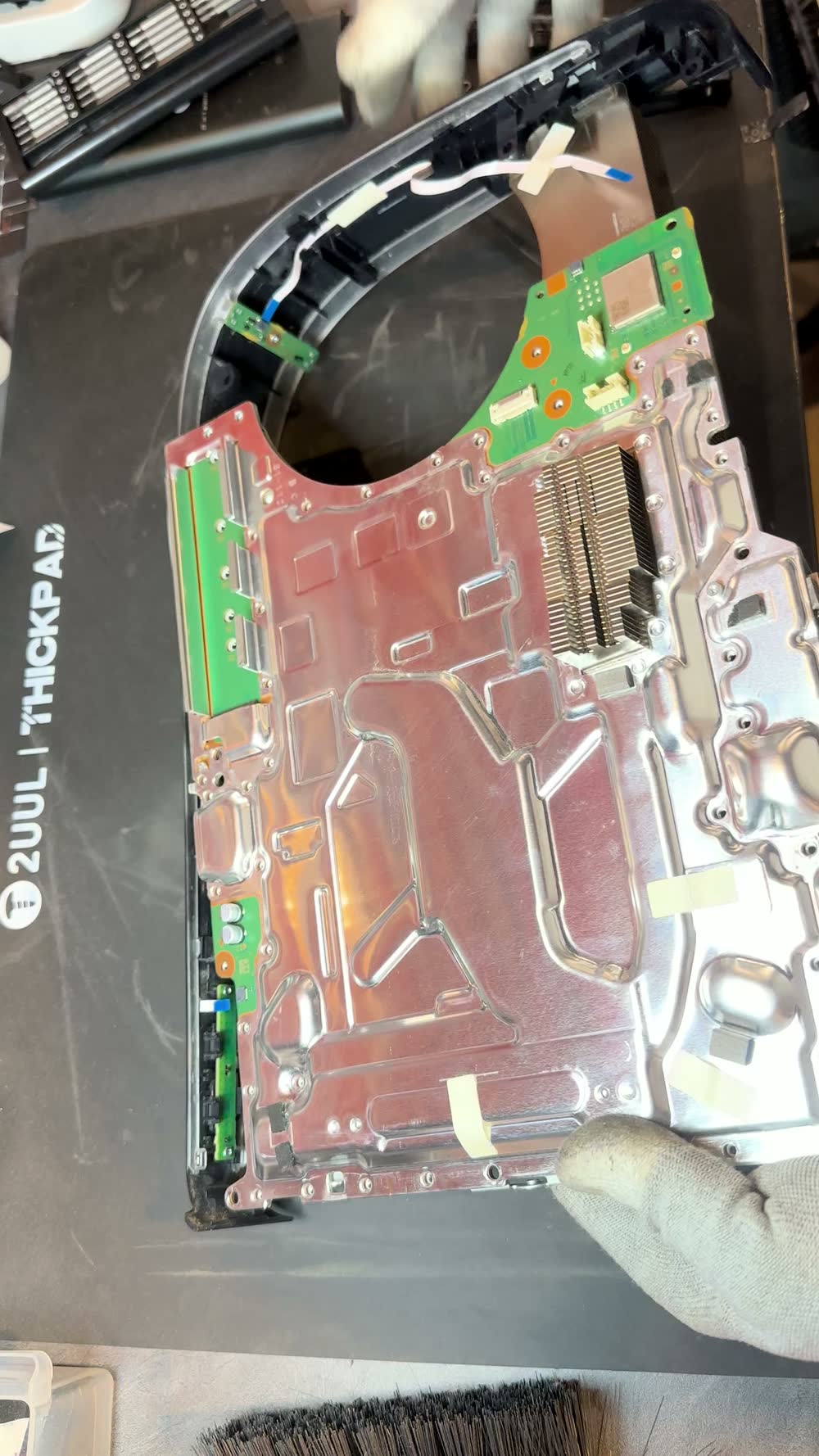 Carte mère de PS5 vue côté blindage cuivré