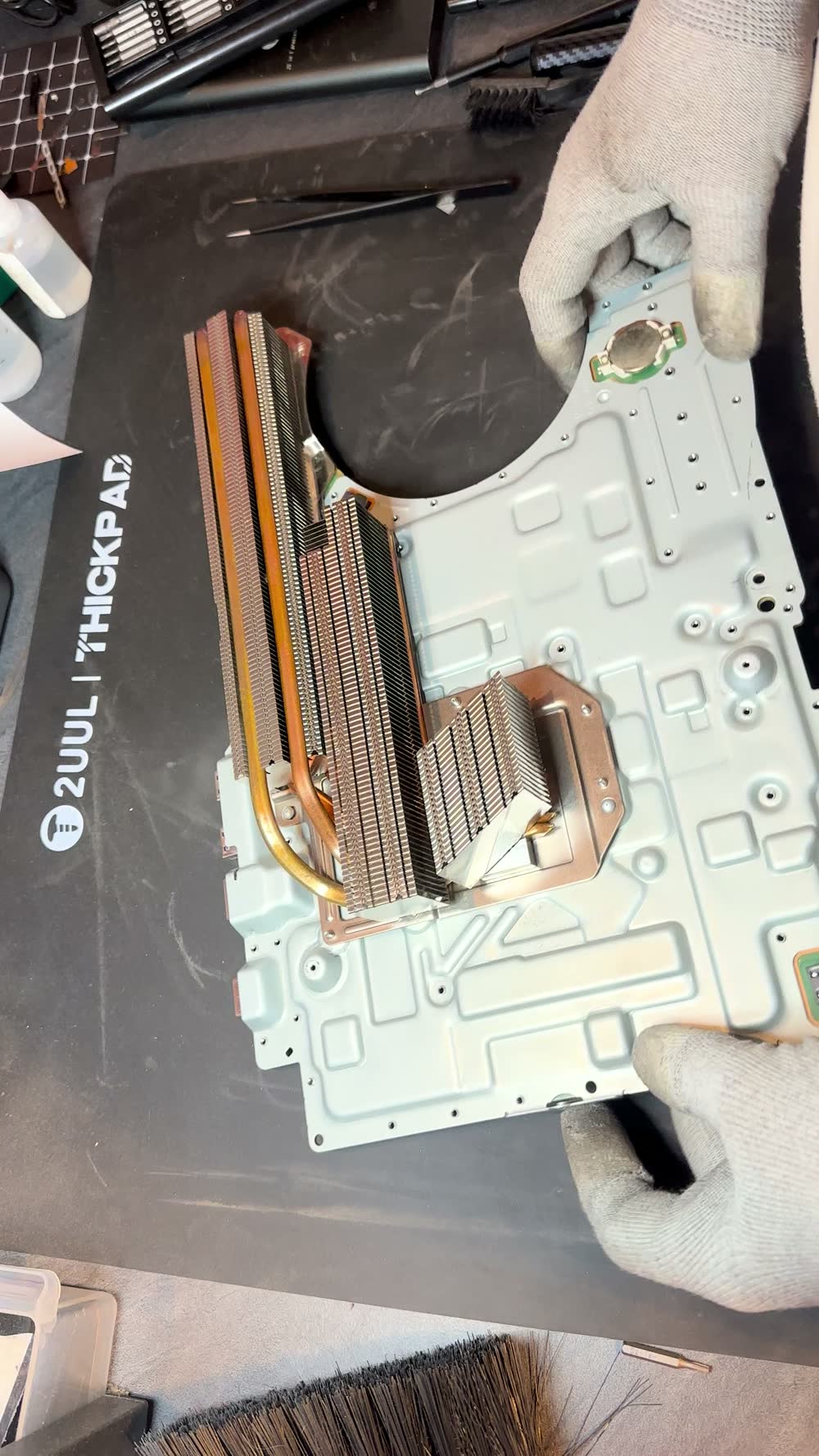 Radiateur de PS5 tenu en main
