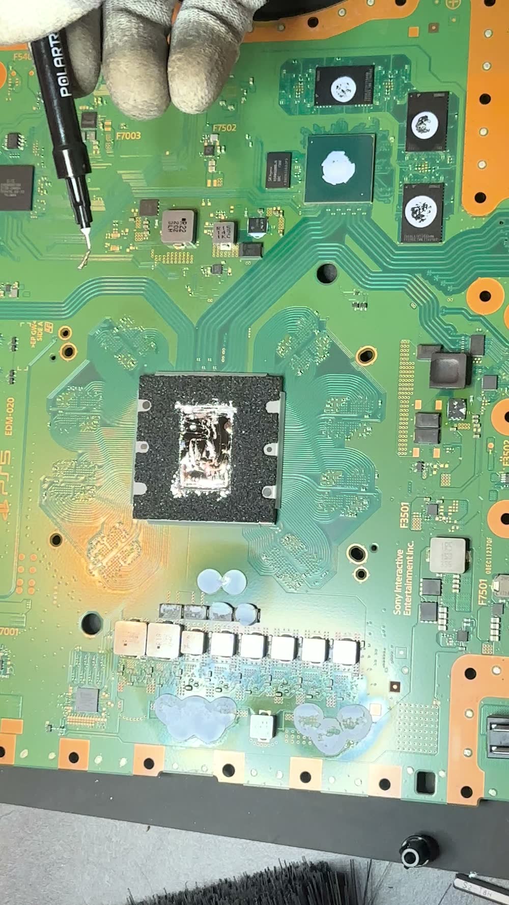 Processeur de la PS5 visible sur la carte mère