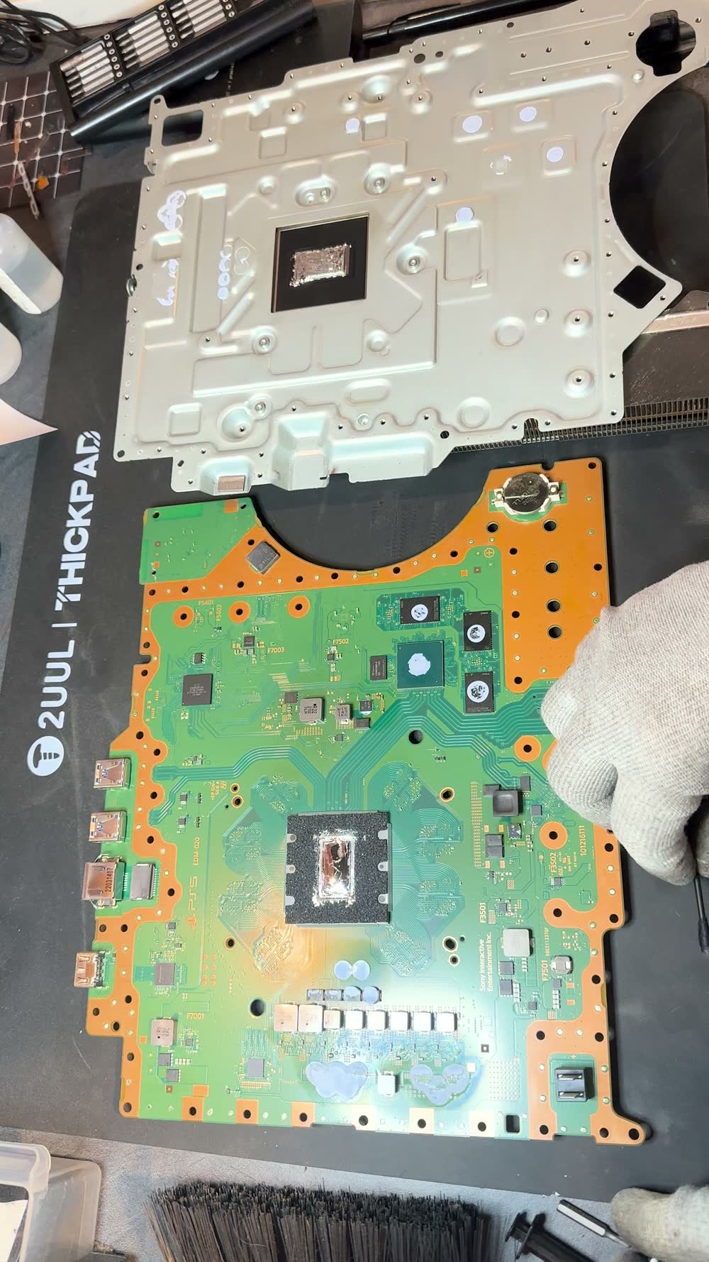 Carte mère de PS5 prête à recevoir du métal liquide neuf