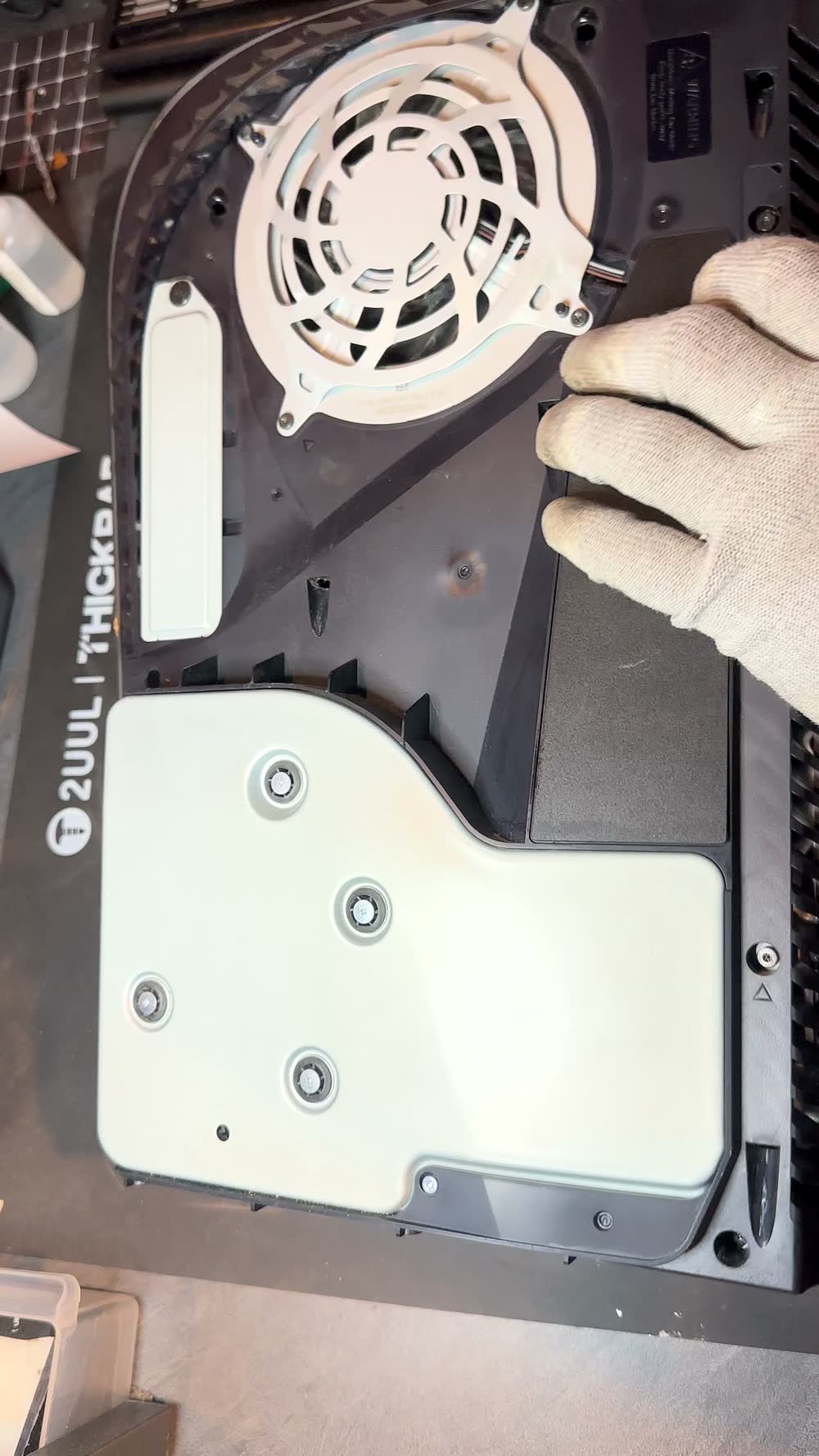 Plaque blanche remise sur la PS5